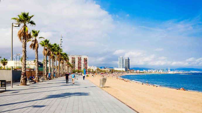 В Барселоне людям разрешили отдыхать на пляжах в определенные часы
