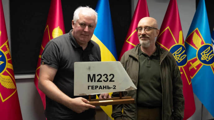 Ukrainian counterparts present piece of Shahed drone to Lithuanian Defence Minister during trip to Ukraine