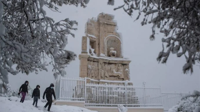 Засыпанные снегом Афины и целые районы без света: в Греции борются с последствиями циклона Медея