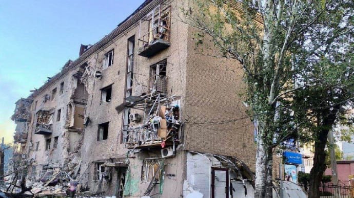 Russians strike Zaporizhzhia over 10 times: civilians injured, destruction reported – photos