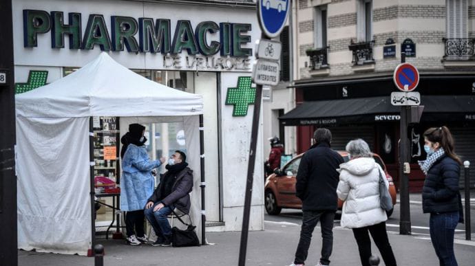 У Франції новий Covid-максимум: за добу захворів кожен 300-й житель країни