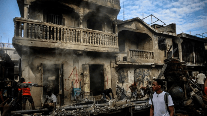 90 человек погибли при взрыве бензовоза на Гаити