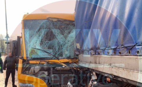 У Києві маршрутка з 11 пасажирами в’їхала у вантажівку