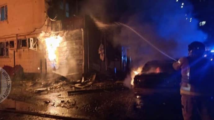 Russian drone attack on Kyiv: civilians injured, house and cars on fire – photos