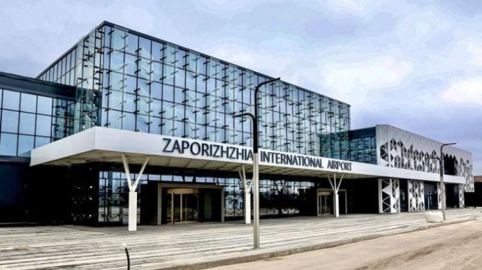 Из-за сообщения о минировании в Запорожье эвакуировали самолет