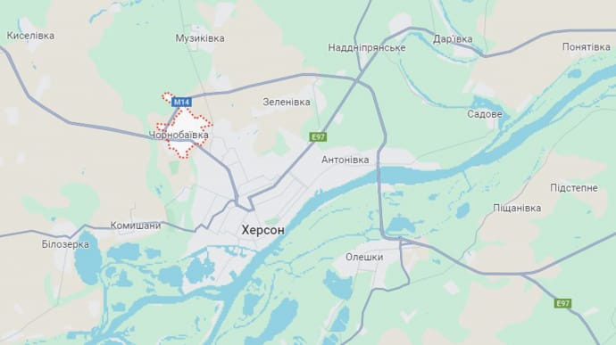 Russians bombard Chornobaivka, Kherson Oblast, wounding a teenage girl and a man