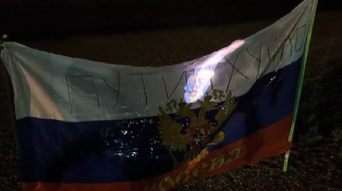 Residents of occupied Mariupol burn Russian flag