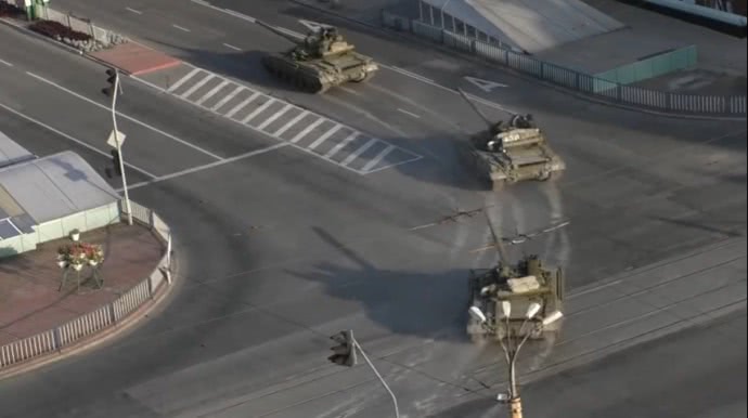 Російські танки на вулицях Луганська. Липень 2014-го