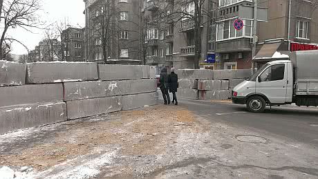 Институтская, блоки на дороге. Фото Денисовой