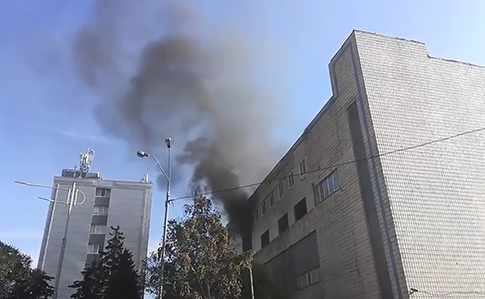 В Киеве горело здание завода, где может быть новый канал Мураева