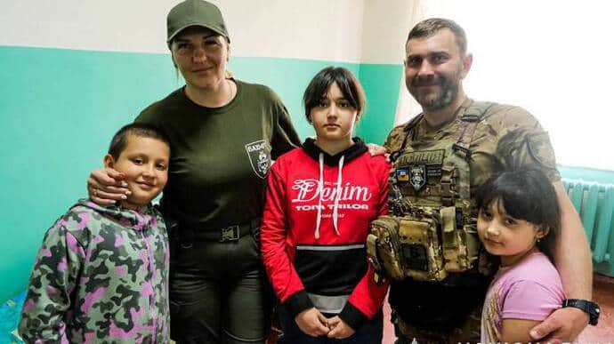 Все наши родные на небе: полицейские эвакуировали из Донецкой области трех осиротевших детей