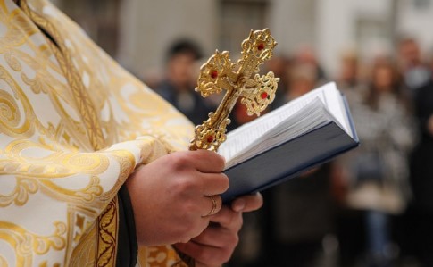 Священник с коронавирусом отказался изолироваться от верующих на Буковине