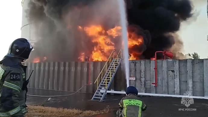 Drones attacked oil depot in Russia's Tambov Oblast: storage tank ablaze – photo, video