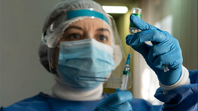 4 миллиона украинцев уже получили две прививки против COVID