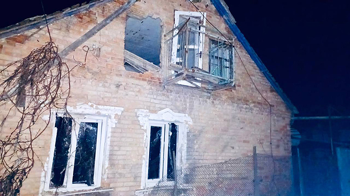 Росіяни випустили по Нікопольщині 50 снарядів: зруйновані будинки, газопроводи, ЛЕП 