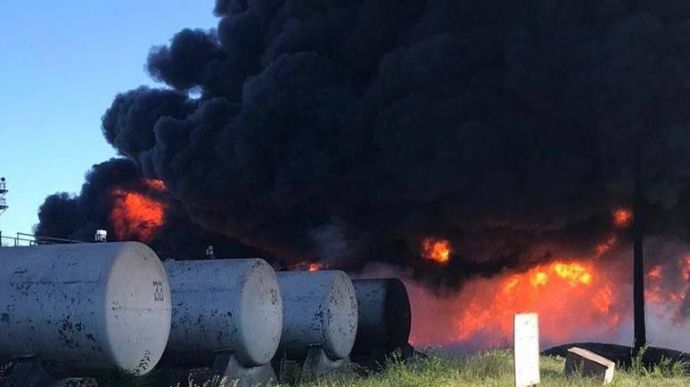 Днепропетровщина: Масштабный пожар на нефтебазе в Кривом Роге потушили