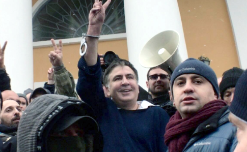 Саакашвили вытащили из машины