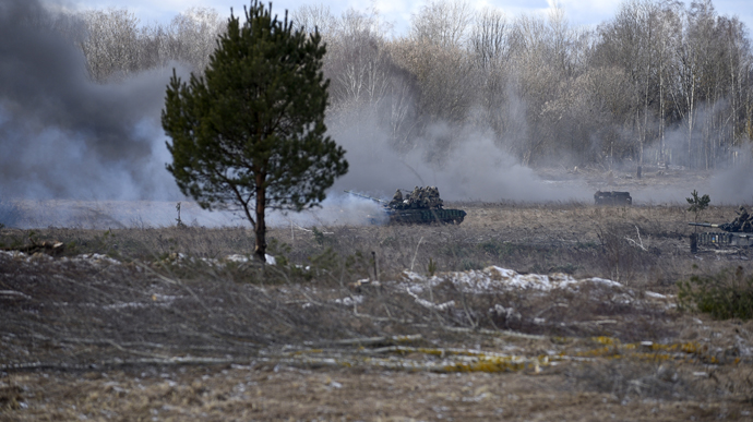 Военные провели учения возле ЧАЭС: тренировались отражать наступление из Беларуси