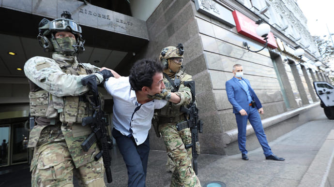 Мужчину, который угрожал взорвать банк в центре Киева, будут принудительно лечить