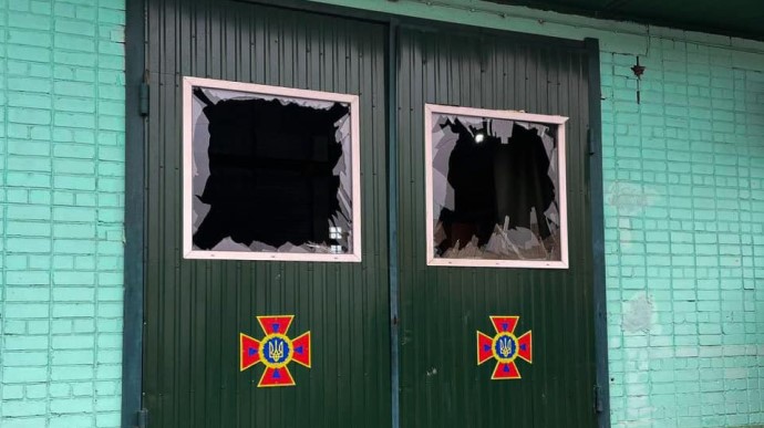 Россияне второй день подряд обстреливают пожарные части Херсона: есть погибшие