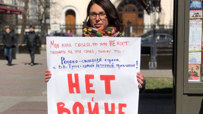 Дружину письменника затримали за плакат: вона уклала парі з матір'ю, що в РФ немає свободи