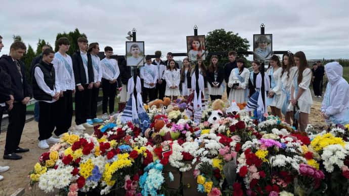 Afgestudeerden in de oblast Zjytomyr brengen hun laatste schooldag door bij het graf van een door Russen gedode klasgenoot - foto, video