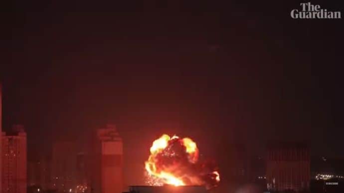 The Guardian показал видео ночной ракетной атаки в Киеве и ее последствий