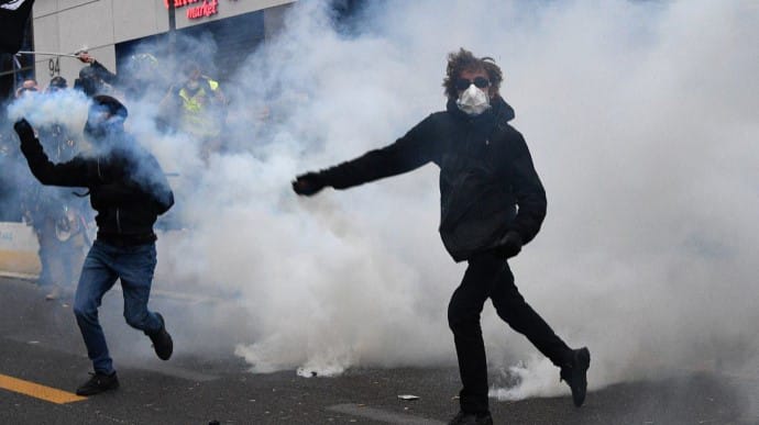 Під час протестів у Франції затримали 95 осіб, 67 правоохоронців поранені
