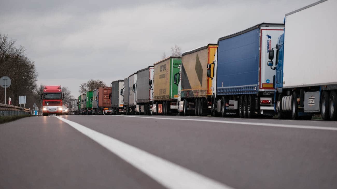 Border blockade: 2400 lorries queue to enter Ukraine from Poland