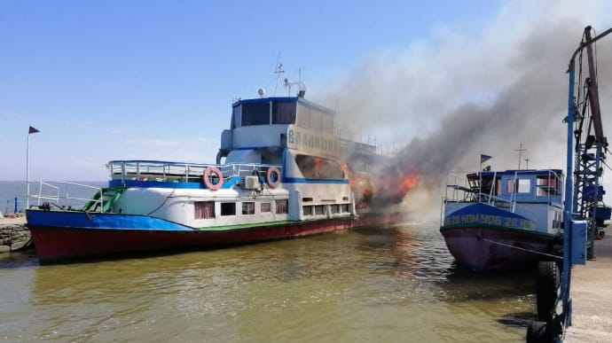 Прогулочный катер загорелся в Одесской области: есть пострадавший