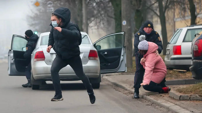 У Білорусі знову затримання: в Мінську схопили кількох мітингарів 