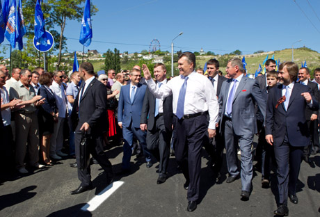 Янукович пиарился на мосту