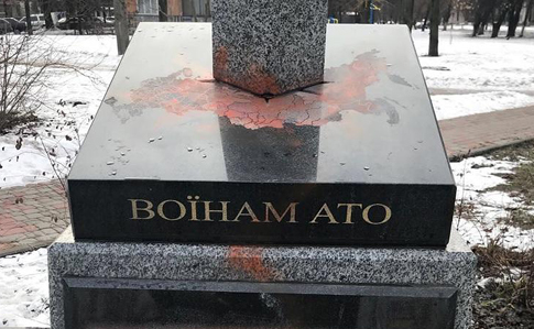 У Києві спаплюжили пам’ятник воїнам АТО