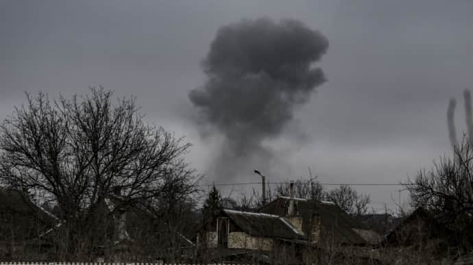 Russians bombard Kherson, injuring civilian 