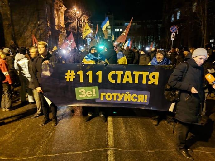 Протестующие развернули транспарант, что Зеленскому грозит уголовная статья о государственной измене