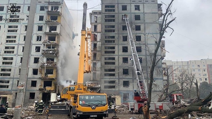 Russians attack Zaporizhzhia again, rocket strikes apartment block