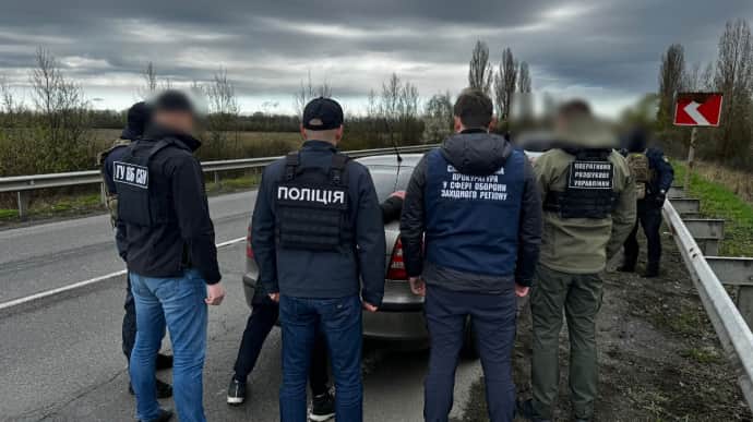 За 800 метров до границы: на Закарпатье задержали таксиста-переправщика