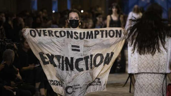 Климатические активисты прервали показ мод Louis Vuitton в Париже