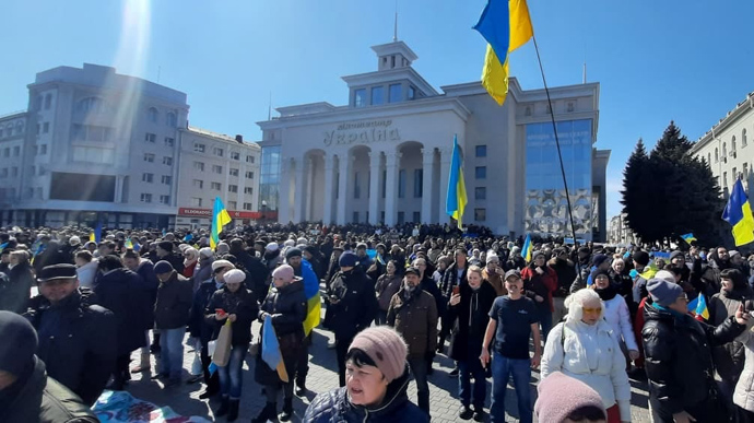 Thousands in Kherson come out to rally against occupier, the aggressors open fire