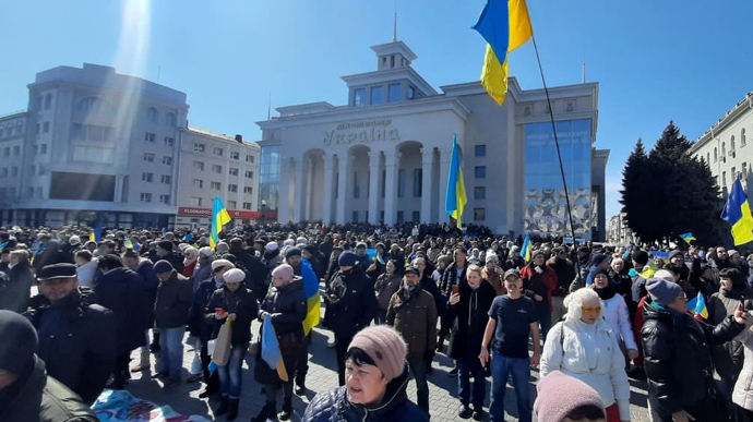 В Херсоне тысячи человек вышли на митинг против оккупанта, россияне открыли огонь