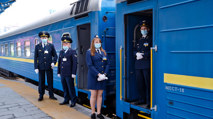 Укрзализныця назначила 15 дополнительных поездов ко Дню защитников и защитниц