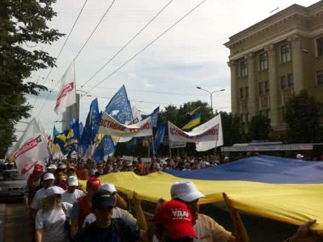 Донецьком пронесли прапора