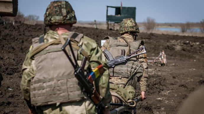 Оккупанты обстреляли Орехово: двух бойцов ООС ранили