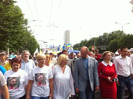 Яценюк и Тягнибок возглавили марш в Донецке