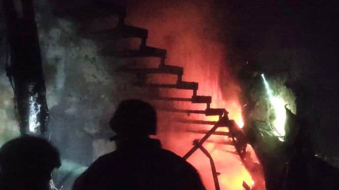 Russian nighttime attack on Kherson sets private houses on fire – photo