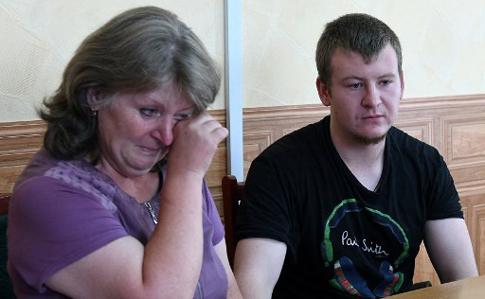 Мать осужденного россиянина Агеева просит помощи у Путина и Трампа