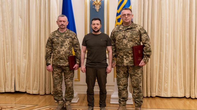 Зеленский вручил ордена Золотая Звезда украинским героям
