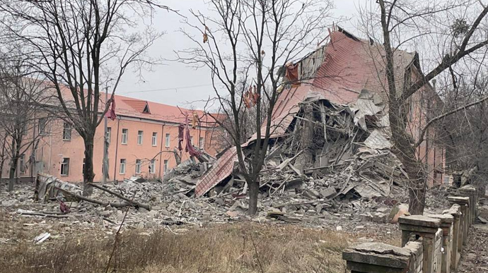 Russia strikes Kramatorsk with missiles, hit school