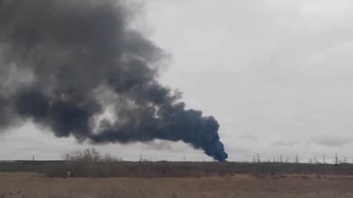 Explosions rock occupied Makiivka: Local news outlets report strike on oil depot – photo, video
