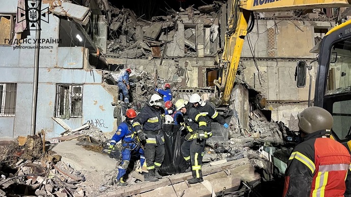 Rescuers continue to clear away rubble after Zaporizhzhia missile strike: death toll rises to 10